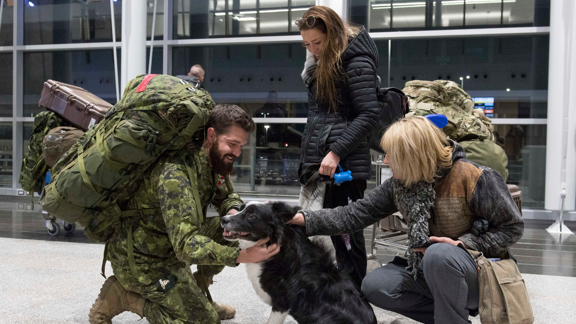 The first group of soldiers, mostly from 5 Canadian Mechanized Brigade Group, return to Canada after completing Roto 6 of Operation UNIFIER, April 4, 2019, at Jean-Lesage Airport, Quebec, Qc. Photo: Trooper Marc-André Leclerc VL05-2019-0019-004. This image is a copy of the version available at http://www.combatcamera.forces.gc.ca/gallery/cc_photos/detail/?filename=VL05-2019-0019-004&assetId=129352